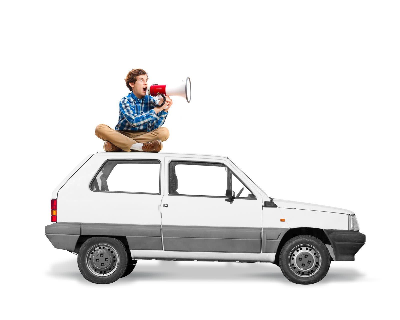 Carro popular com um locutor de megafone no teto